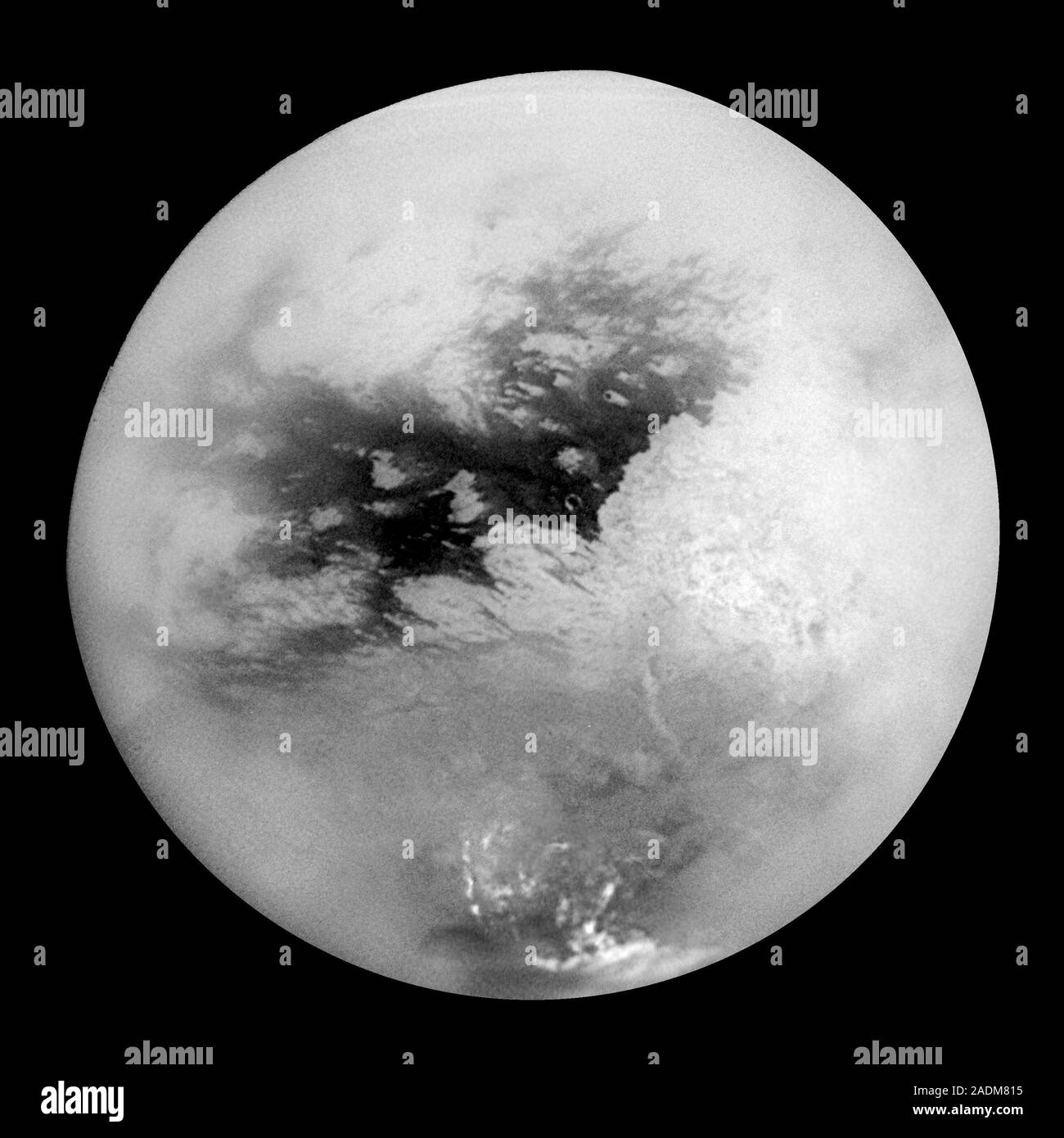 Titan. Composite Satellitenbild von Titan, einem der Saturnmonde. Verarbeitete Bilder sind zusammengefasst die detailliertesten Full-disc Blick auf zu geben Stockfoto