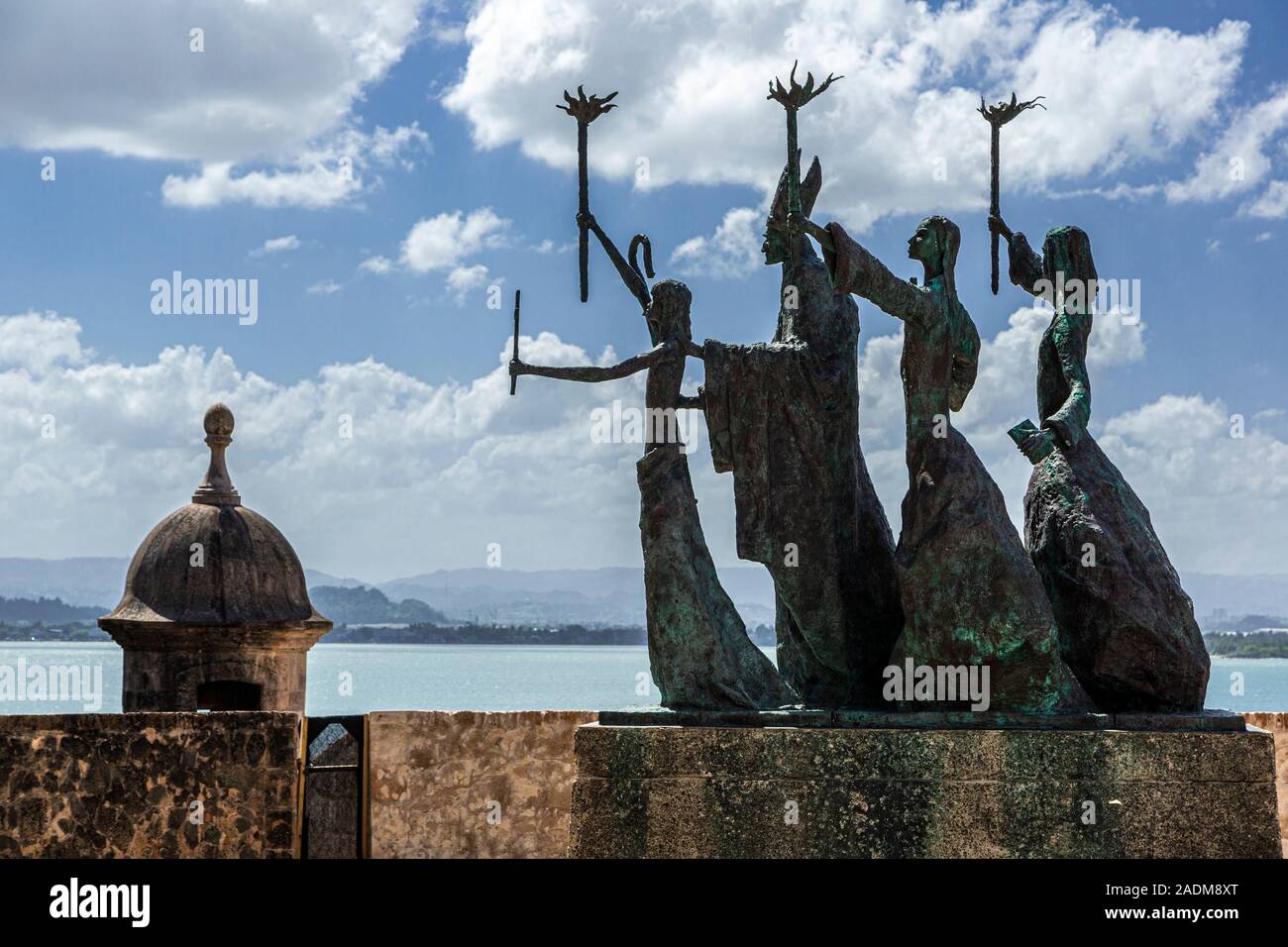 La Rogativa Statue (durch Lindsay Daen) und Sentry Haus ('Garita"), die Altstadt von San Juan, Puerto Rico Stockfoto