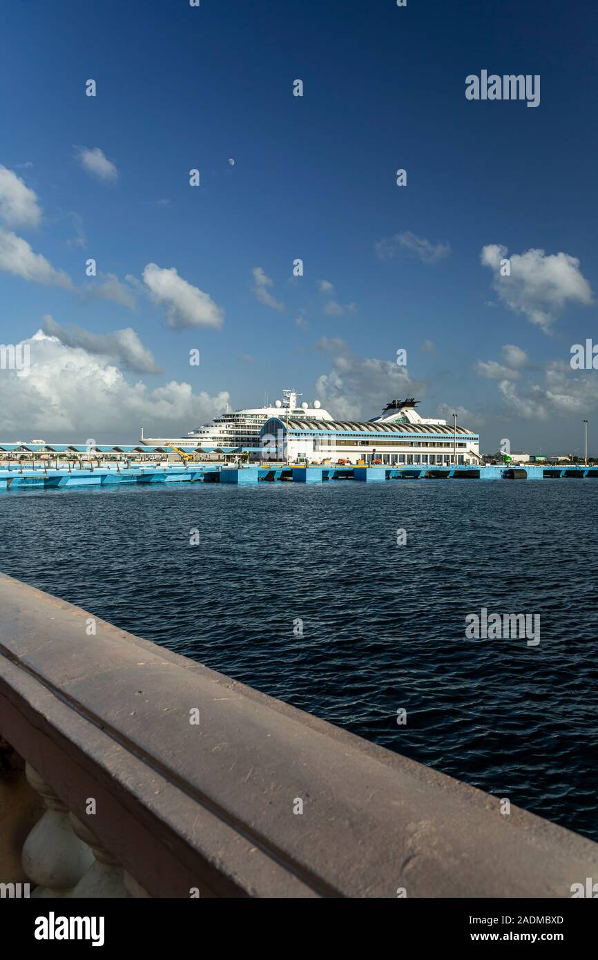 Angedockt Kreuzfahrtschiff, die Altstadt von San Juan, Puerto Rico Stockfoto