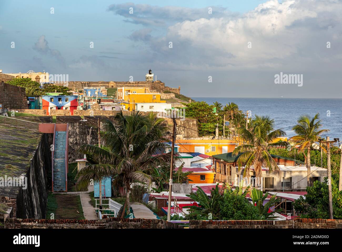 La Perla barrio und San Felipe del Morro Castle (EL Morro) (Hintergrund), die Altstadt von San Juan, Puerto Rico Stockfoto