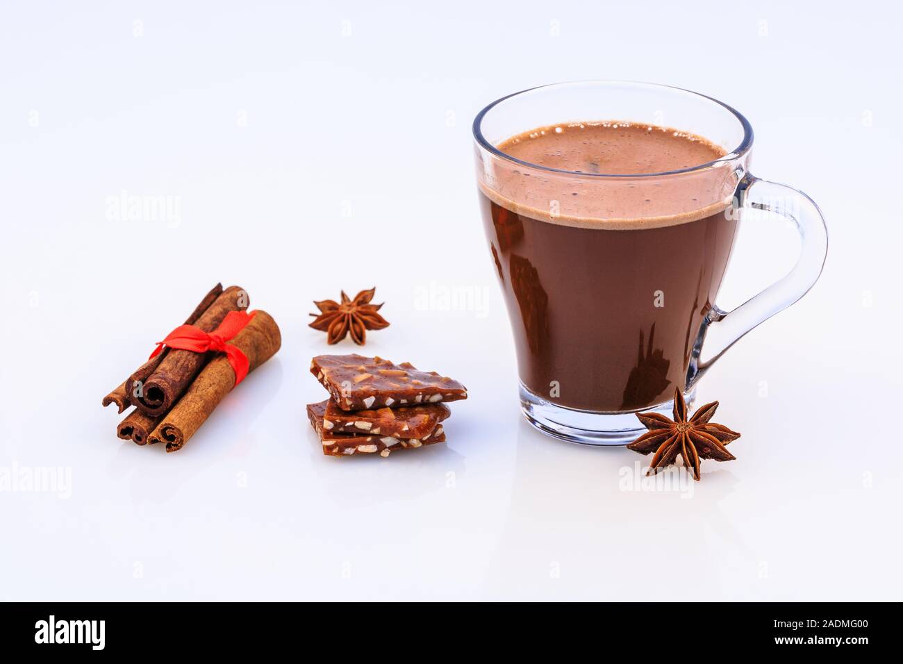 Heiße Schokolade mit Milch, Zimt, Anis und Karamell. Stockfoto