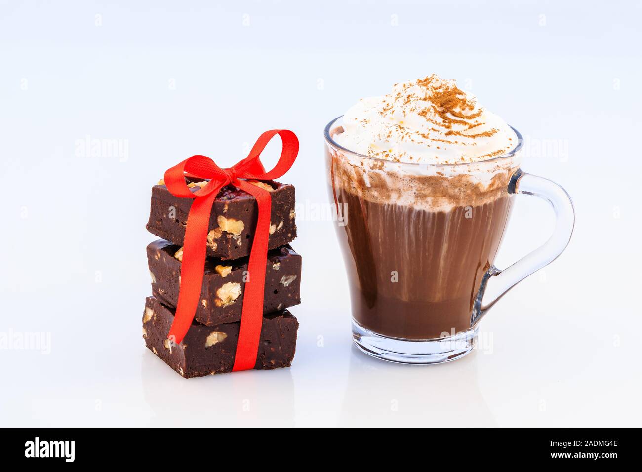 Heiße Schokolade mit Sahne und hausgemachte Desserts. Stockfoto
