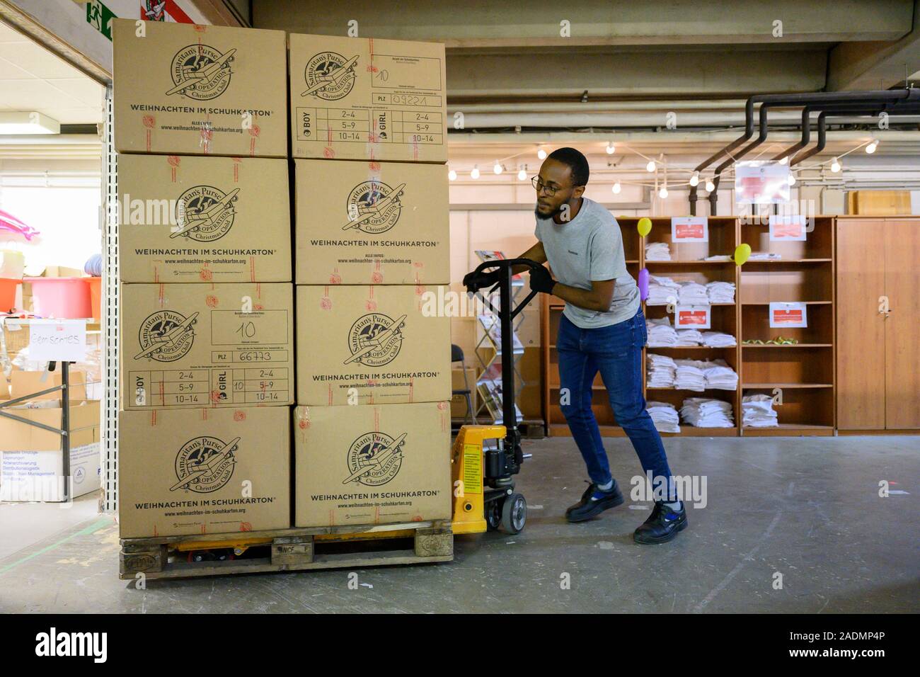 Berlin, Deutschland. 04 Dez, 2019. In der Weihnachtszeit Workshop der Geldbeutel der christlichen Hilfsorganisation amaritan' ein Helfer bringt Geschenkboxen zum Auspacken Stationen. Anlässlich der Kampagne "Weihnachten im Schuhkarton" Menschen aus Deutschland können Pack stellt in einem Schuhkarton und an bedürftige Kinder aus Osteuropa geben. Credit: Lisa Ducret/dpa/Alamy leben Nachrichten Stockfoto