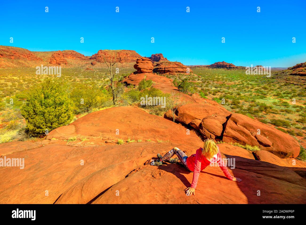 Kalaranga Aussichtspunkt in Finke Gorge National Park, Northern Territory, Australien. Frau entspannend nach wandern. Panoramablick aus rotem Sandstein Stockfoto