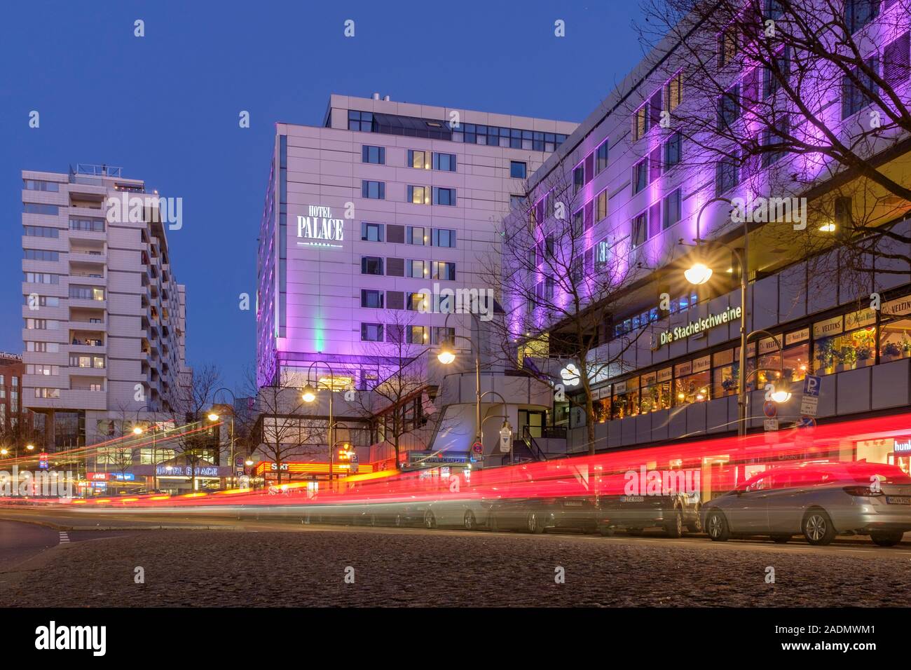 Hotel Palace in der Nähe der Zoo, die Budapester Straße in der Nacht. Berlin, Deutschland. Stockfoto