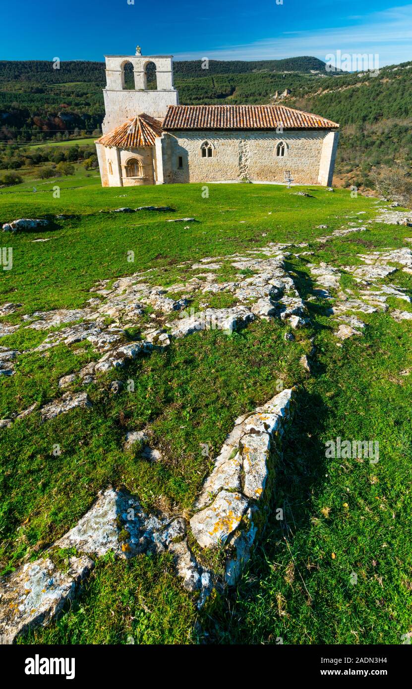 Ermita San Pantaleon, San Pantaleon de Losa, Losa Valley, Las Merindades, Burgos, Castilla y Leon, Spanien, Europa Stockfoto