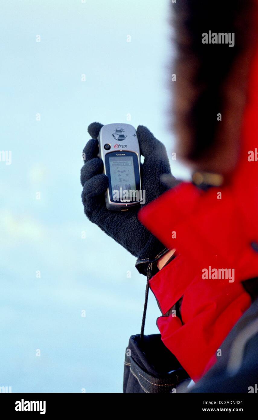 GPS-Empfänger (Global Positioning System) in der Hand hielt. 24 GPS-Satelliten trace Präzision Umlaufbahnen um die Erde. Jeder Satellit sendet Radio sig Stockfoto
