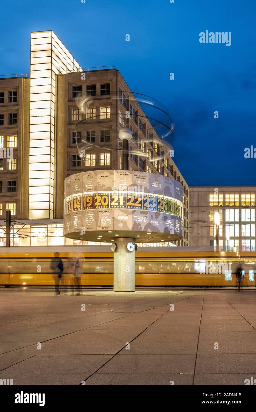 Berlin, Deutschland, die Urania Weltzeituhr auf dem Alexanderplatz in der Nacht Stockfoto