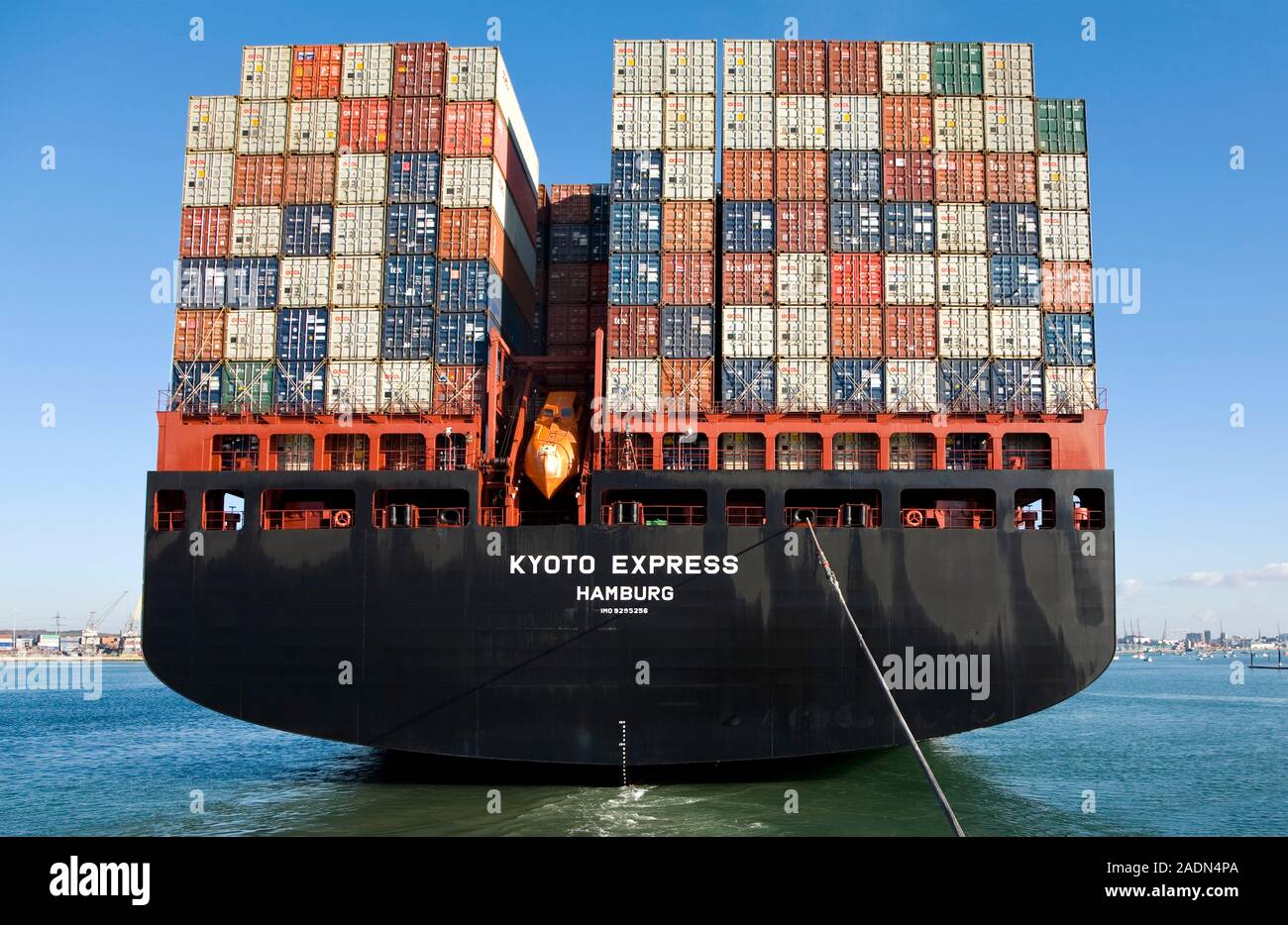 Containerschiff mit Fracht geladen. Dies ist die Kyoto Express, ein