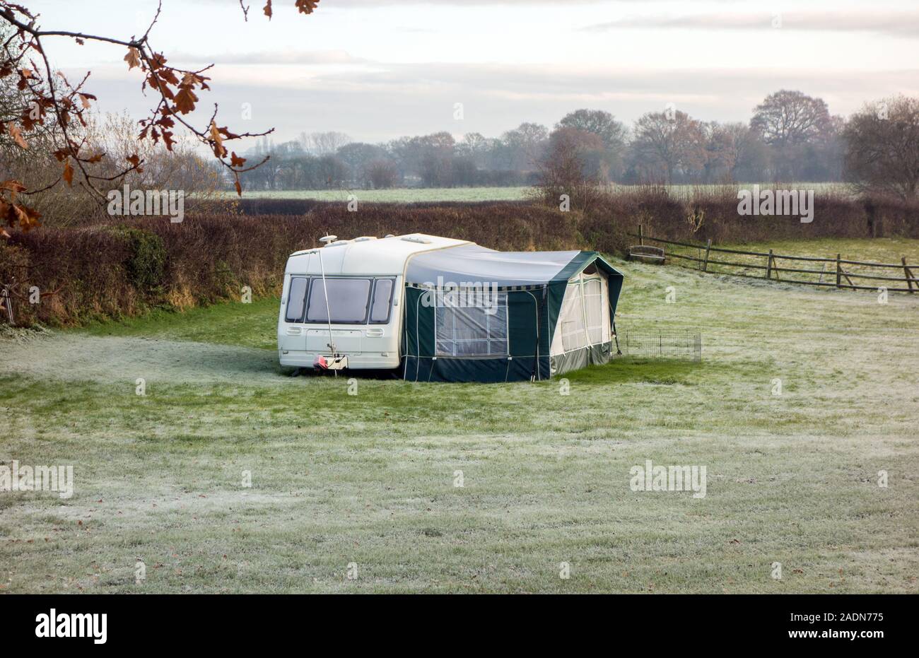 Touring Wohnwagen mit Vorzelt auf einem kalten und frostigen Winter morgen auf einen Caravan Club zertifiziert site CL Caravan Site an Hassall Grün Cheshire UK befestigt Stockfoto