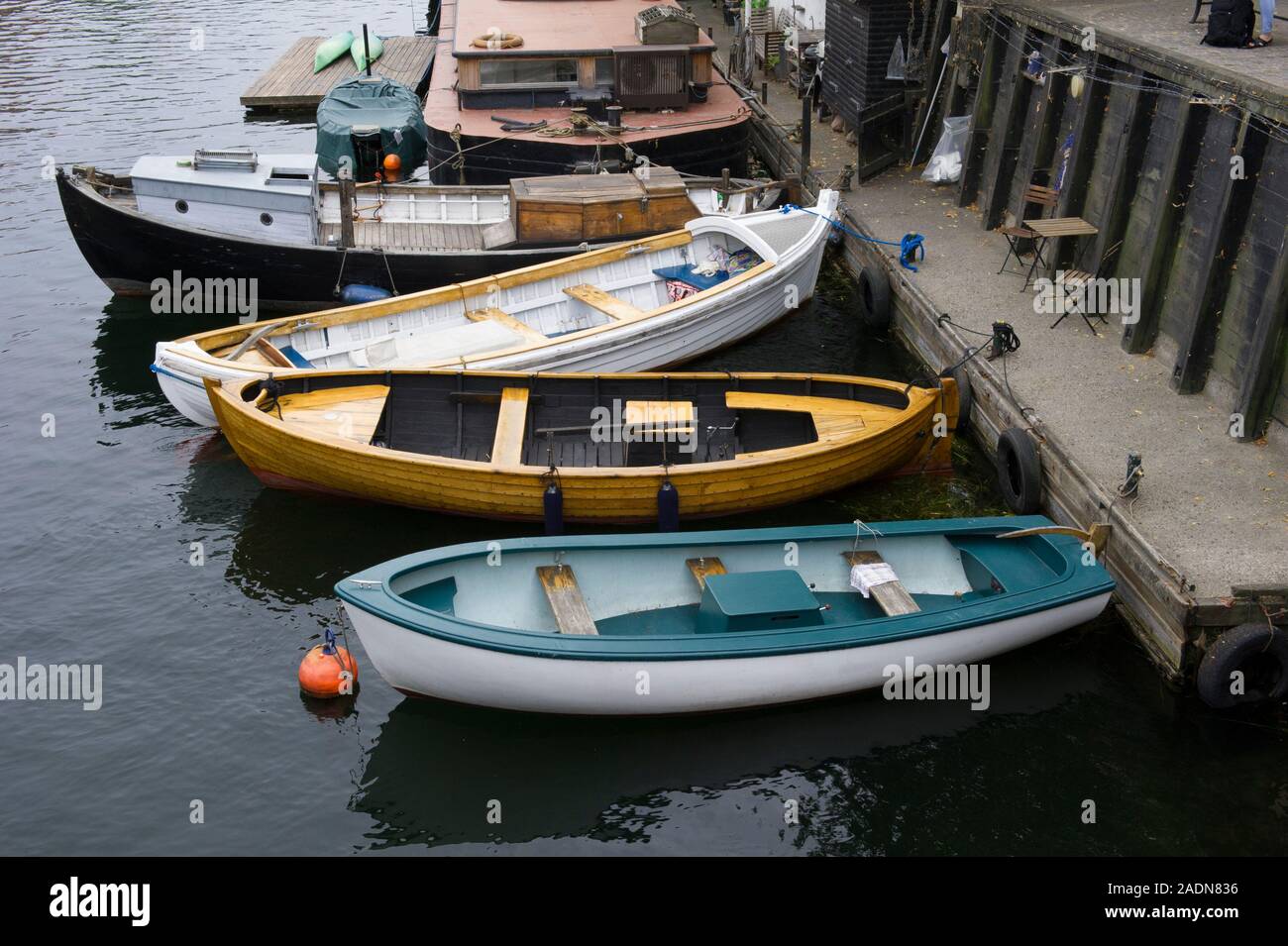 Kleine Boote auf dem Kanal in Kopenhagen, Dänemark. Stockfoto