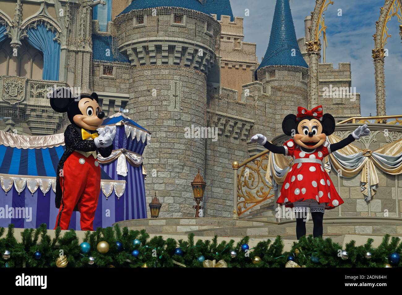 Mickey und Minnie Disney Hauptfiguren, tanzen in The Dreams Come True Performance im Magic Kingdom Orlando Florida Stockfoto
