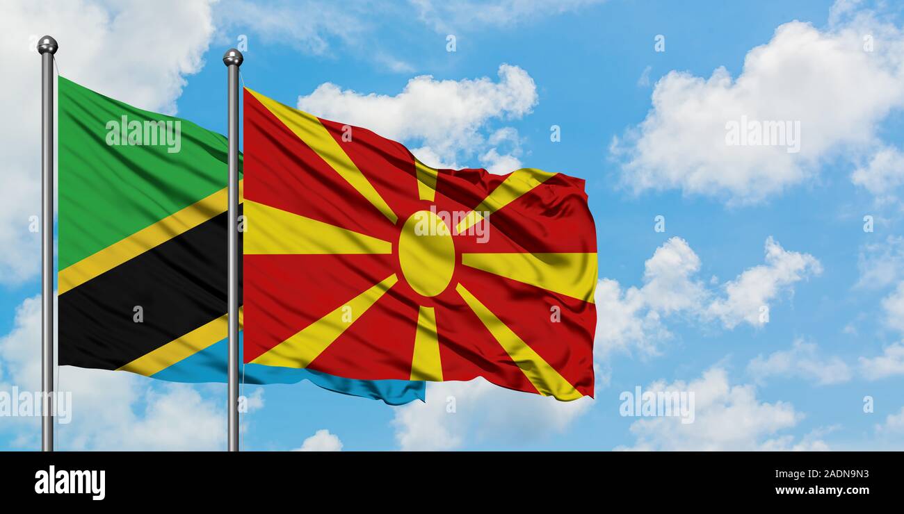 Tansania und Mazedonien Flagge im Wind gegen Weiße bewölkt blauer Himmel zusammen. Diplomatie Konzept, internationale Beziehungen. Stockfoto