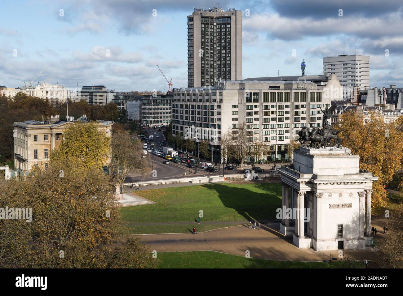 Blick von oben auf den Hyde Park Corner einschließlich Apsley House und Wellington Arch, London, England, Großbritannien Stockfoto