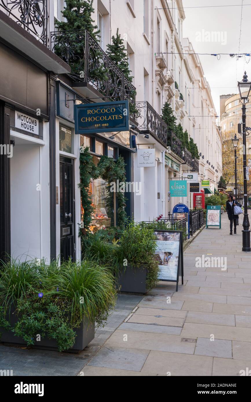 Menschen heraus und über Einkaufen in Motcomb Street, Belgravia, London, England, Großbritannien Stockfoto