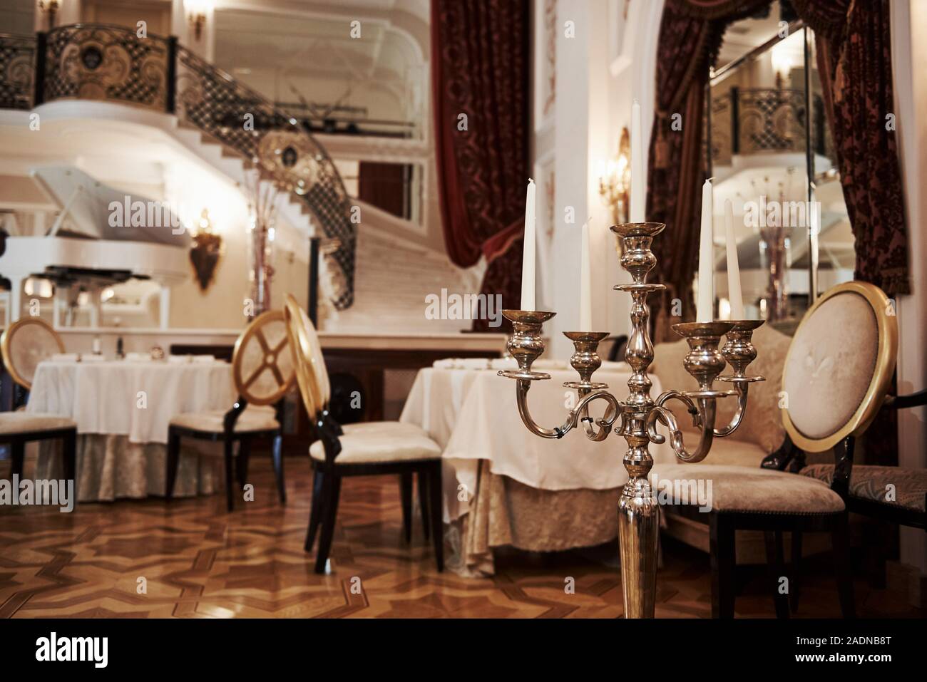 Innenraum des Luxus Restaurant in Vintage aristokratischen Stil mit Klavier auf der Bühne Stockfoto