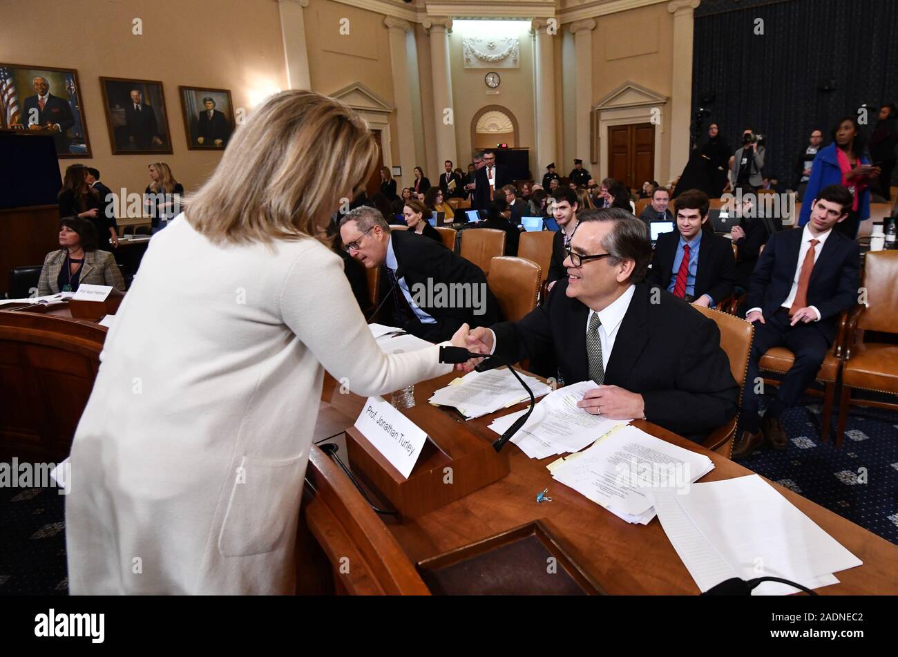 Washington, United States. 04 Dez, 2019. Rep. Madeleine Dean (D-PA) schüttelt Hände mit Recht Professor Jonathan Turley vor dem Zeugnis für das Haus richterlichen Ausschusses, als Teil des Donald Trump amtsenthebungsverfahren Anfrage, auf dem Capitol Hill, Mittwoch, 4. Dezember 2019, in Washington, DC. Quelle: UPI/Alamy leben Nachrichten Stockfoto