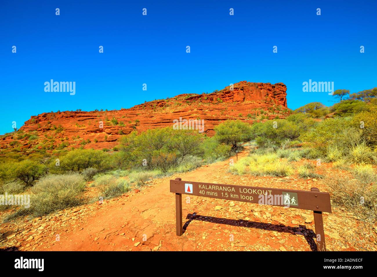 Northern Territory, Zentral Australien Outback. Kalaranga Suche Anmelden Finke Gorge National Park ein beliebtes einfach Klettern mit spektakulärer Sicht auf Rot Stockfoto