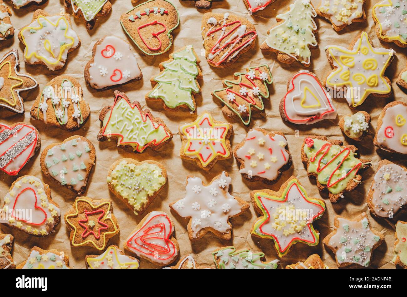 Köstlichen handgemachten Pfefferkuchen auf grauem Papier Stockfoto
