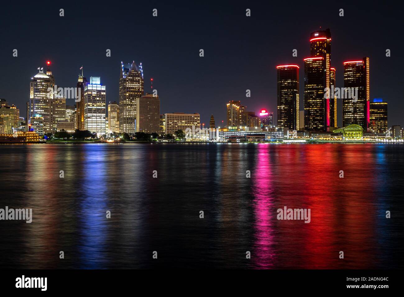 Blick auf Detroit Skyline bei Nacht von Windsor, Ontario Stockfoto