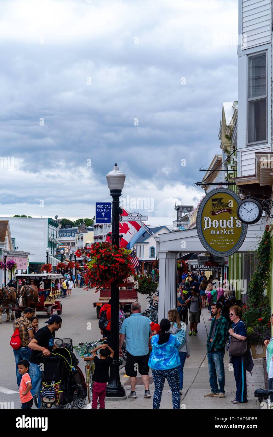 Main Street View mit Touristen, Mackinac Island, Michigan, USA. Stockfoto