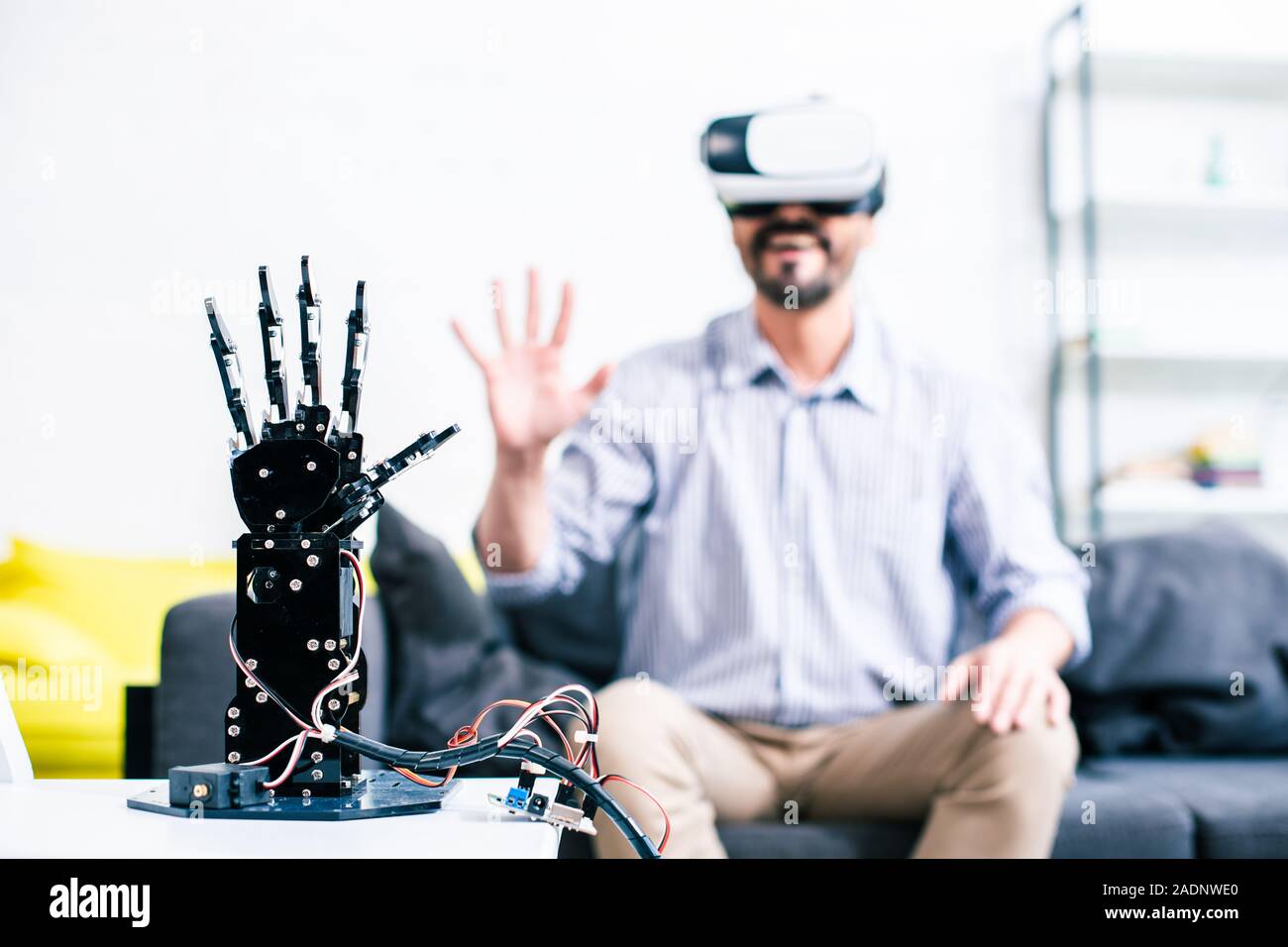 Nahaufnahme von humanoiden Roboter Hand stehend auf dem Tisch Stockfoto