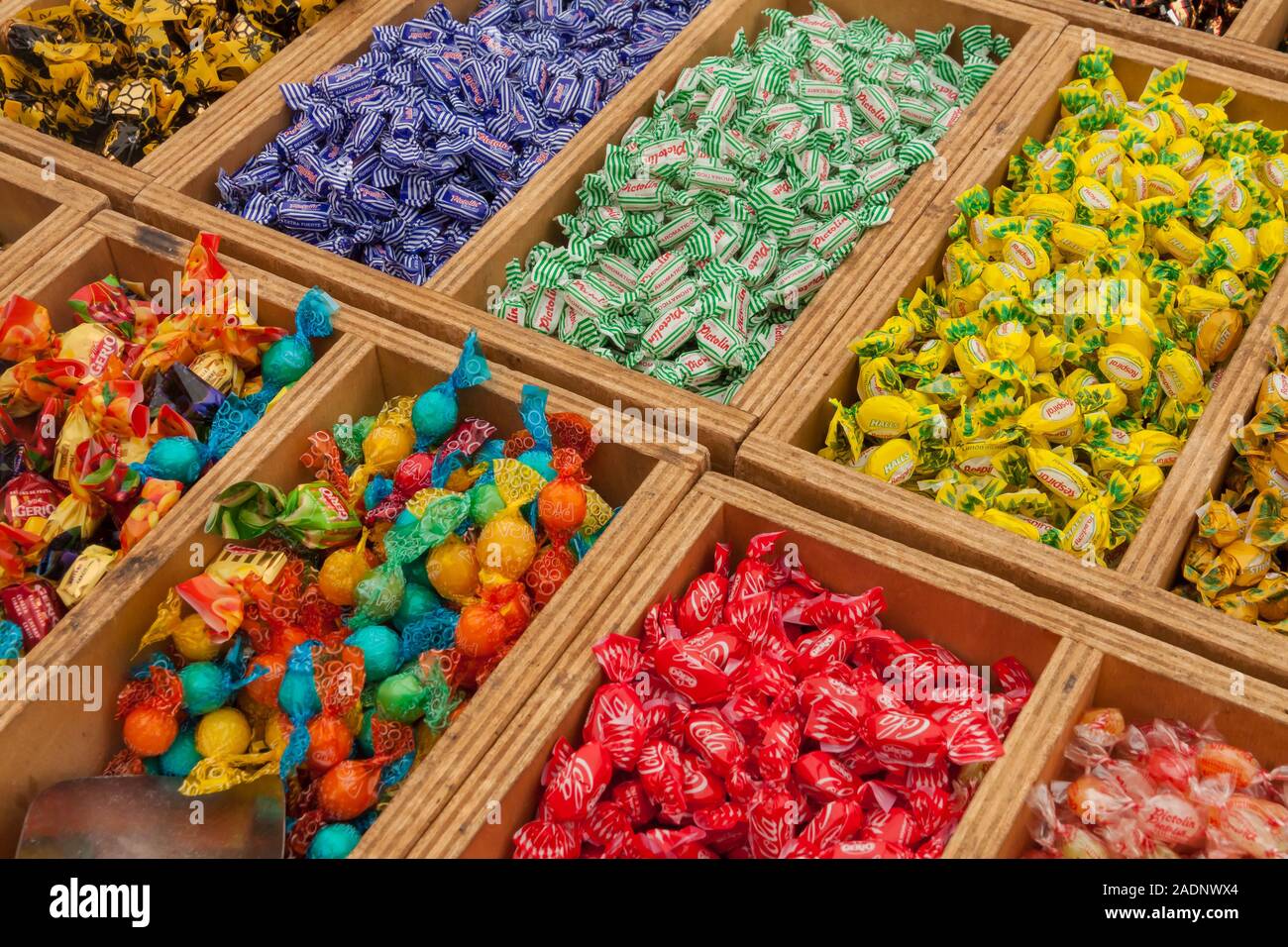 Viele verschiedene Süßigkeiten in einem Markt Stockfoto