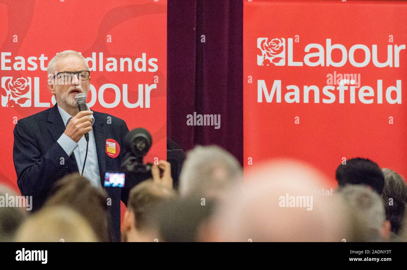 Mansfield, Nottinghamshire, England, UK, 4. Dezember, 2019. Der Führer der Jeremy Corbyn Rede auf einer Kundgebung in Mansfield, Nottinghamshire in Unterstützung für Sonya Gemeinde, ist der Labour Party bei den Parlamentswahlen Kandidatin für Mansfield während der Wahlkampagne 2019. Dieser parlamentarischen Sitz, der von Ben Bradley für die Konservative Partei, die von einer engen Spanne von 1.057 Stimmen gewonnen wurde, ist eine der wichtigsten Schlacht zwischen den beiden wichtigsten Parteien im 12. Dezember allgemeine Wahl Gutschrift: Alan Keith Beastall/Alamy leben Nachrichten Stockfoto