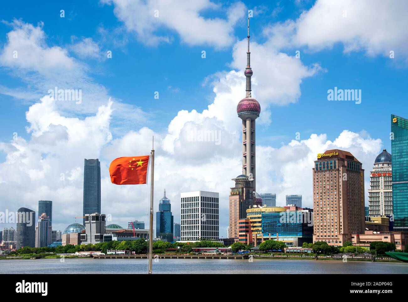 Shanghai, China - 8. August 2019: Shanghai moderne Innenstadt mit Wolkenkratzern in der chinesischen Metropole bei Tag Stockfoto Shanghai, China - 8. August 2019: Shanghai moderne Innenstadt mit Wolkenkratzern in der chinesischen Metropole bei Tag Stockfoto