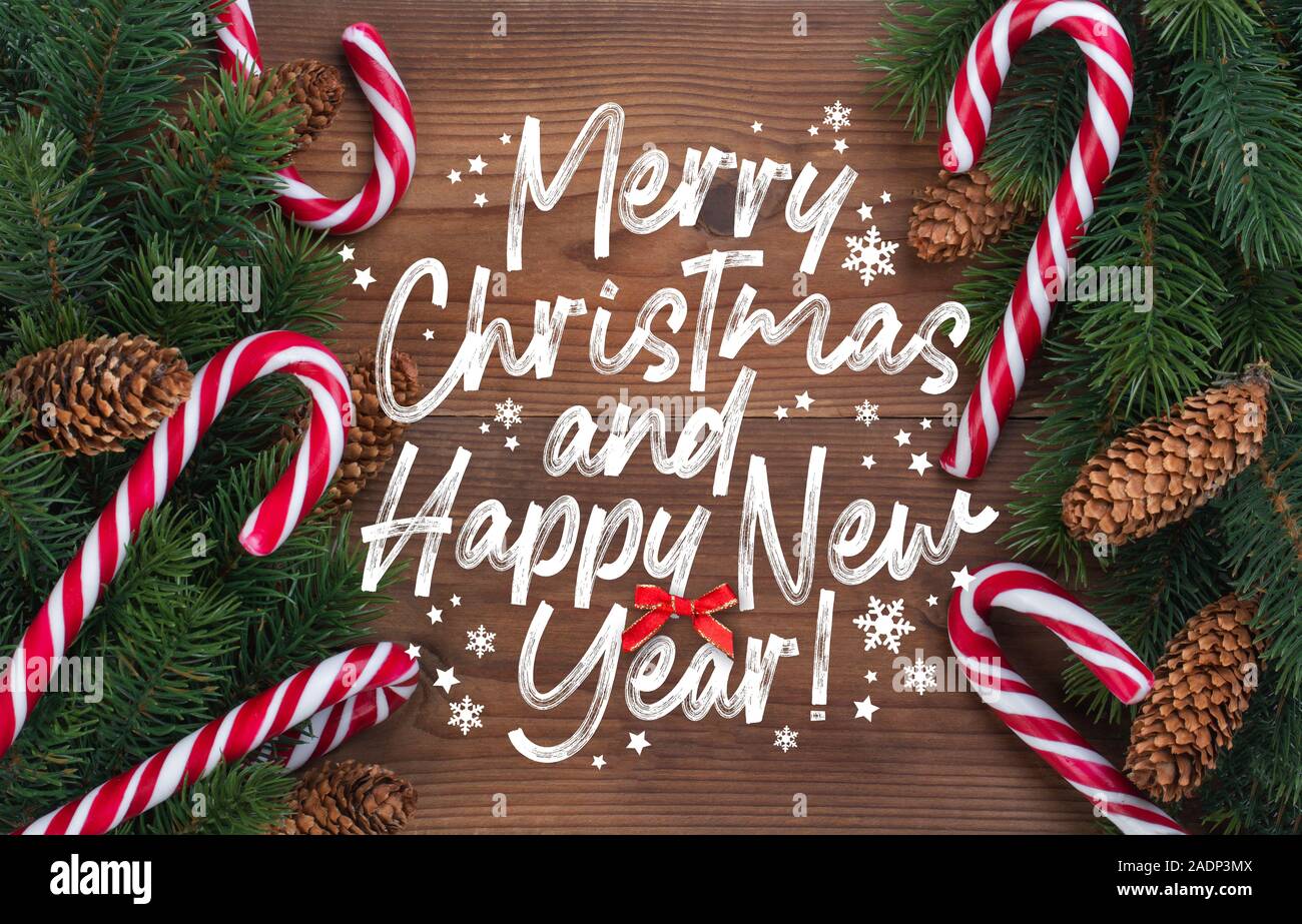 Weihnachtskarte mit wünschen Worte auf Spanisch "frohe Weihnachten und ein glückliches neues Jahr!' Christmas tree branch mit Girlanden, Kegel und Karamell s eingerichtet Stockfoto