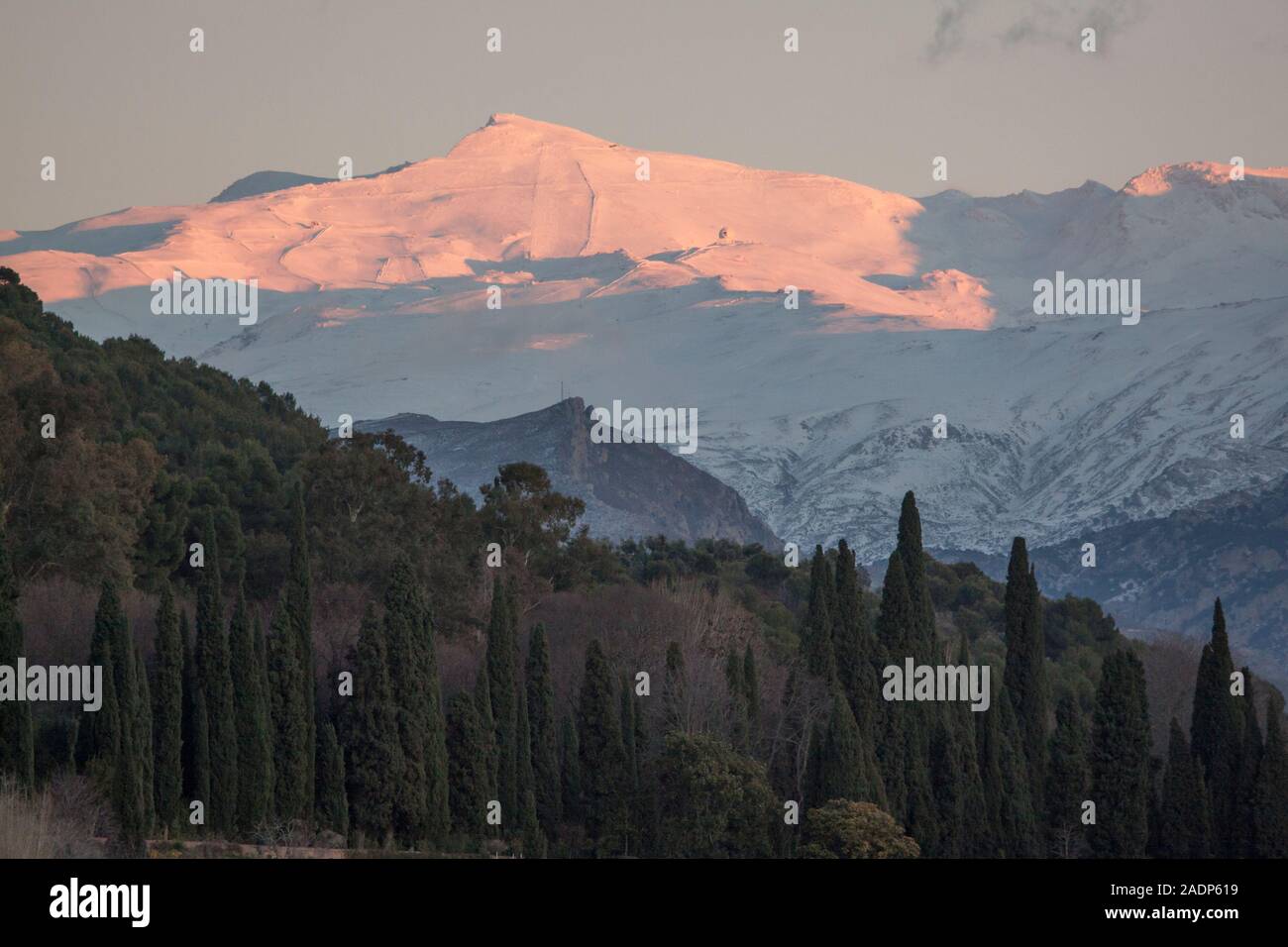 Pico de Veleta in der Sierra Nevada, wo Sie die Abendsonne des Winters, Granada, Spanien, genießen können. Stockfoto