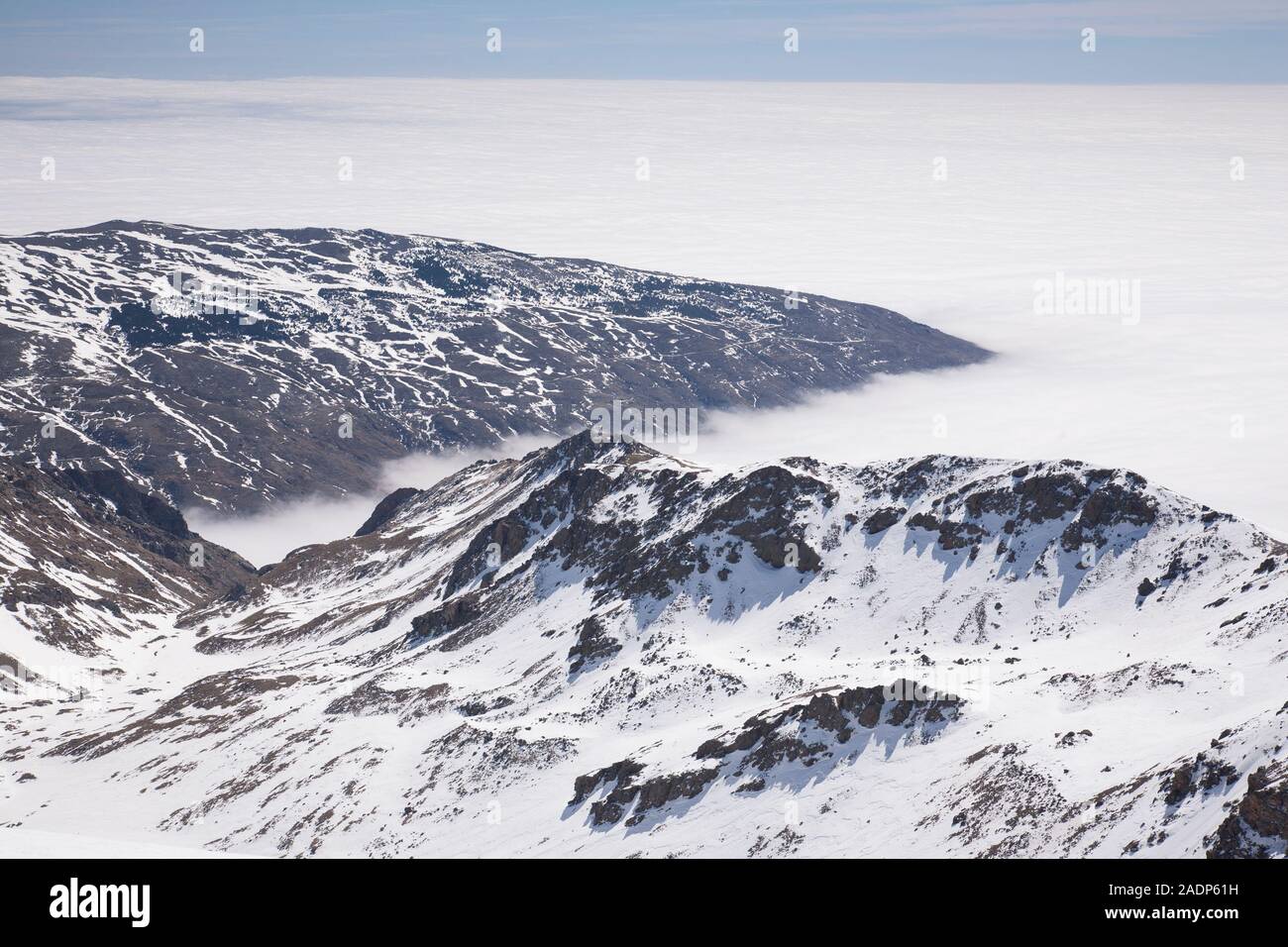 Auf der Suche nach Pico Veleta in Richtung Poqueira Schlucht auf der Südseite der Sierra Nevada, Granada, Spanien Stockfoto