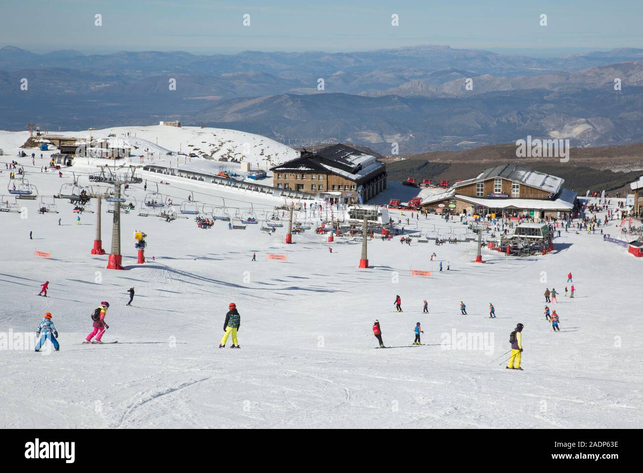Skifahrer in den Borreguiles Bereich der Pisten der Sierra Nevada, Granada, Andalusien, Spanien Stockfoto