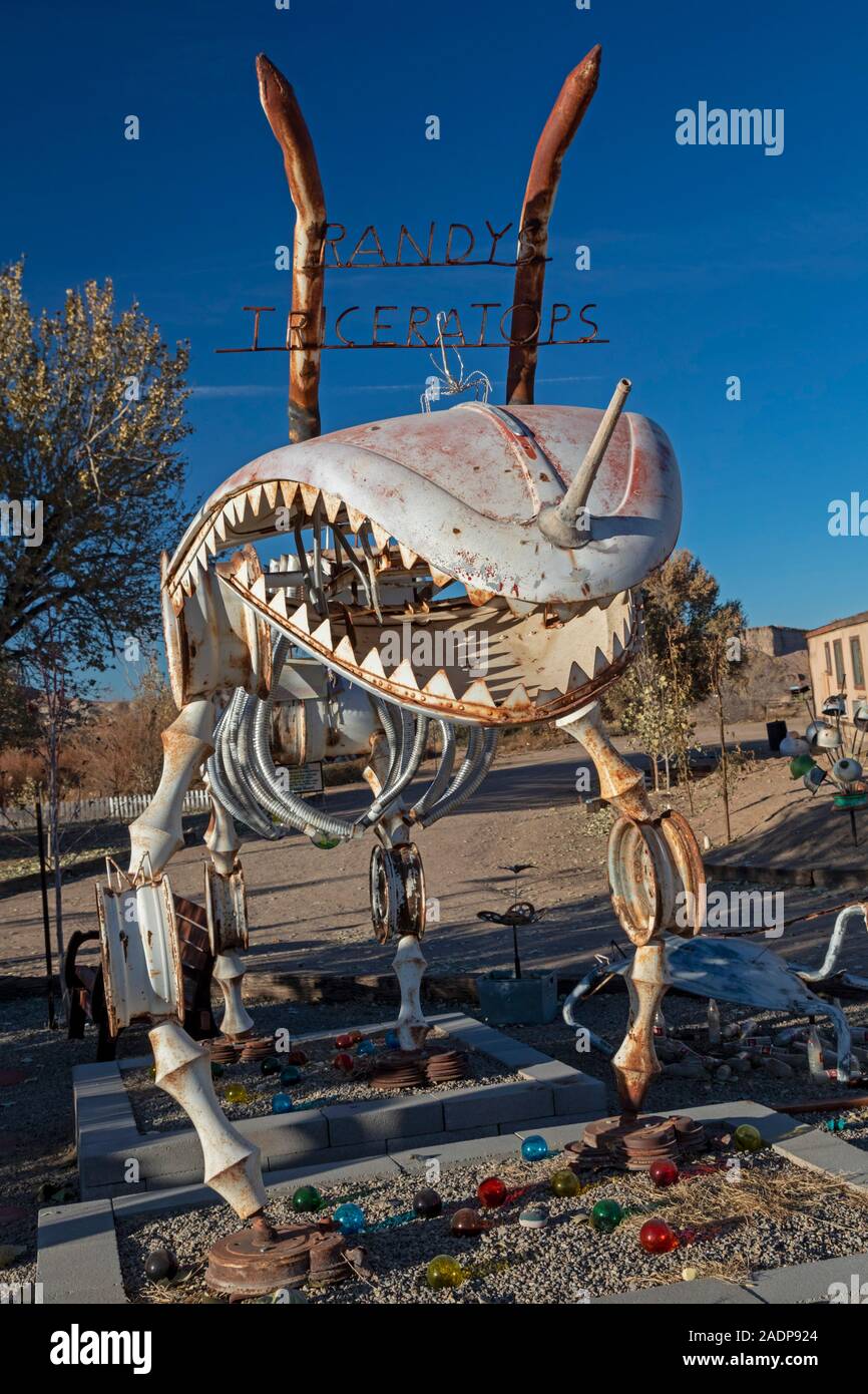 Hanksville, Utah - Carl's Critter Garten, den Park mit Skulpturen aus Schrott Materialien erstellt. Es enthält eine Darstellung eines Triceratops. Stockfoto