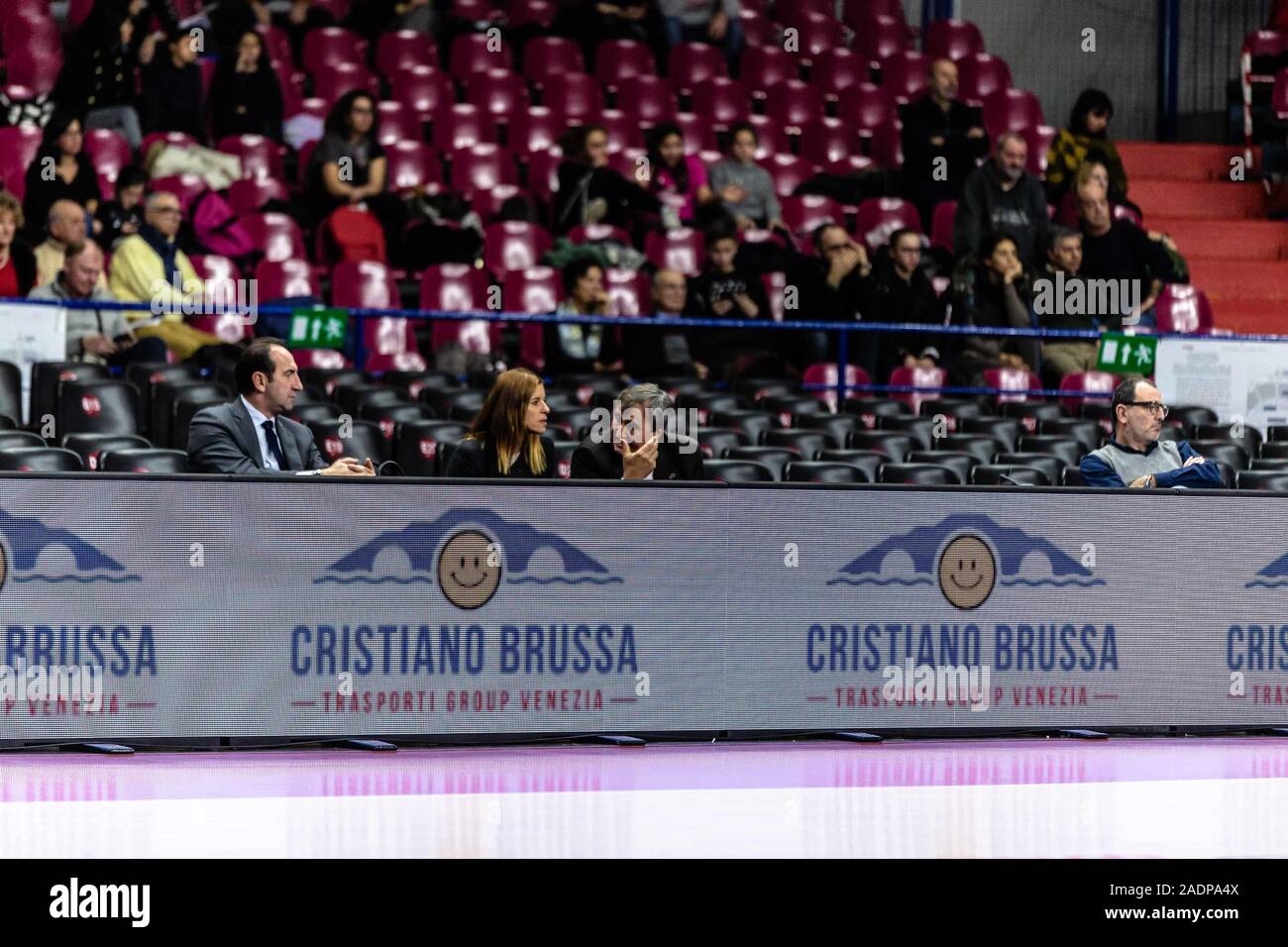 Venezia, Italien. 4. Dez, 2019. der Sindaco von Venezia Luigi brugnaroduring Reyer Venezia vs ZVVZ USK Praha, Basketball Euroleague Frauen Meisterschaft in Venedig, Italien, 04. Dezember 2019 - LPS/Mattia Mattia Radoni Radoni Credit:/LPS/ZUMA Draht/Alamy leben Nachrichten Stockfoto