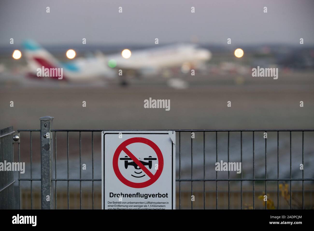 04 Dezember 2019, Baden-Wuerttemberg, Stuttgart: ein Schild in der Nähe Flughafen Stuttgart weist auf ein Verbot der Drohne Flüge. Foto: Marijan Murat/dpa Stockfoto