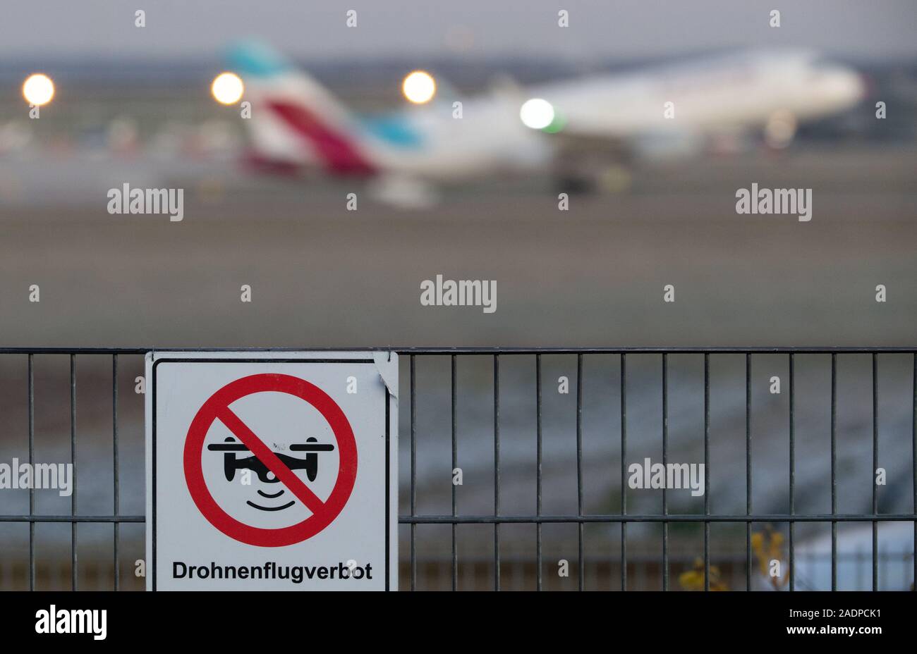 04 Dezember 2019, Baden-Wuerttemberg, Stuttgart: ein Schild in der Nähe Flughafen Stuttgart weist auf ein Verbot der Drohne Flüge. Foto: Marijan Murat/dpa Stockfoto