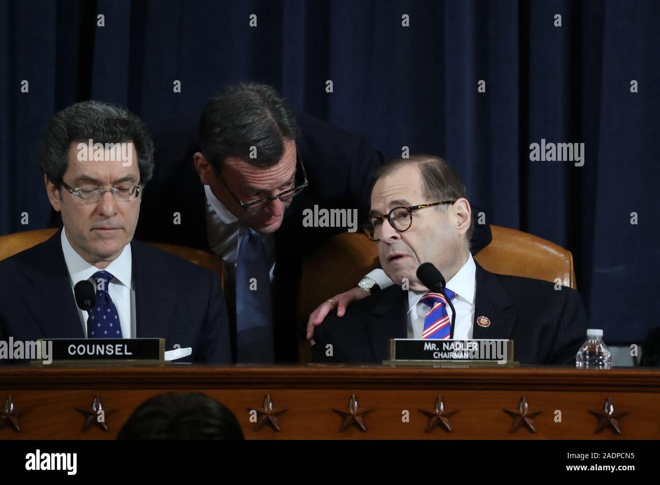 United States Vertreter Jerrold Nadler (Demokrat von New York), Vorsitzender des US-Repräsentantenhauses spricht mit einem Mitarbeiter als konstitutionelle Wissenschaftler bezeugen vor dem US-Repräsentantenhauses in der longworth House Bürogebäude auf dem Capitol Hill Dezember 4, 2019 in Washington, DC. Dies ist die erste Anhörung durch den Schiedsausschuss im Amtsenthebungsverfahren gegen US-Präsident Donald Trump, dem Haus Demokraten sagen wieder militärische Hilfe für die Ukraine, während anspruchsvolle es seinen politischen Rivalen zu untersuchen. Der Schiedsausschuss entscheidet, ob offizielle Artikel zum Entwurf Stockfoto