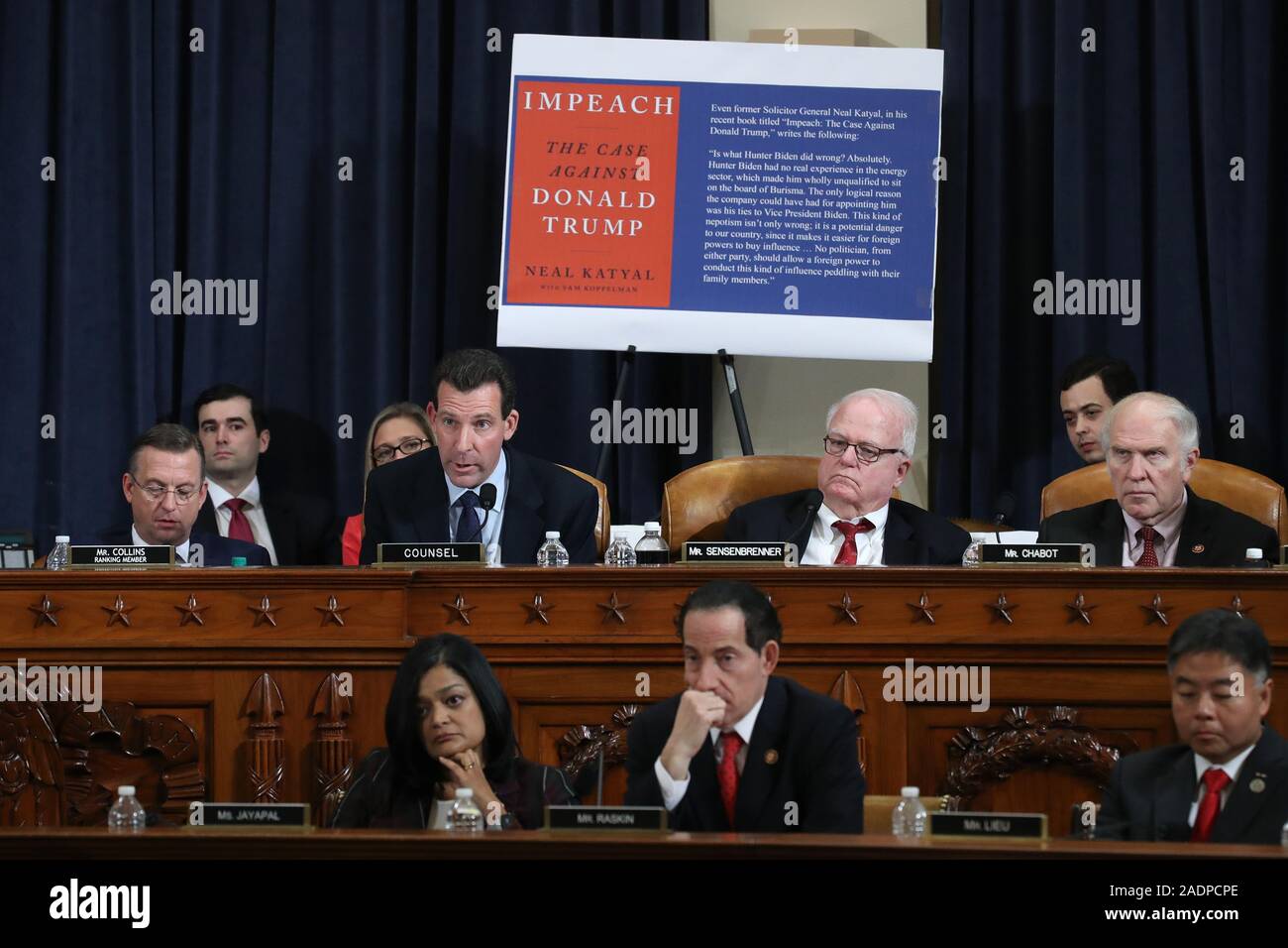 Mitglieder der Vereinigte Staaten Haus Schiedsausschuss hören als konstitutionelle Wissenschaftler bezeugen vor dem Haus Schiedsausschuss in der longworth House Bürogebäude auf dem Capitol Hill Dezember 4, 2019 in Washington, DC. Dies ist die erste Anhörung durch das Haus richterlichen Ausschusses im Amtsenthebungsverfahren gegen US-Präsident Donald Trump, dem Haus Demokraten sagen wieder militärische Hilfe für die Ukraine, während anspruchsvolle es seinen politischen Rivalen zu untersuchen. Der Schiedsausschuss entscheidet, ob der Entwurf der offiziellen Artikel Amtsenthebungsverfahren gegen Präsident Trumpf auf der Fu abgestimmt werden Stockfoto