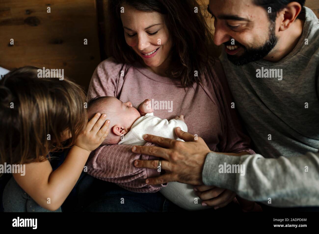 Familie Liebe umarmen neugeborenes Baby Stockfoto