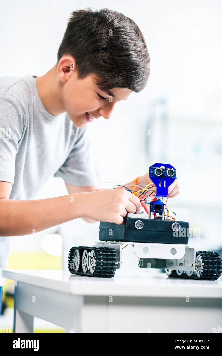 Freudige kleiner Junge seinen engineerign Fähigkeiten verbessern. Stockfoto