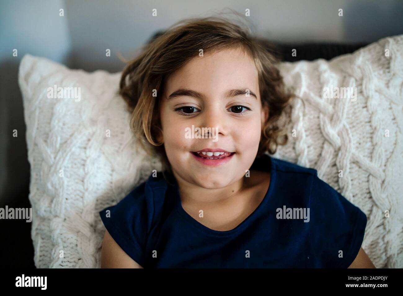 Schönen Lächeln 4 Jahre altes Mädchen mit dunklen Augenbrauen und braune Augen Stockfoto