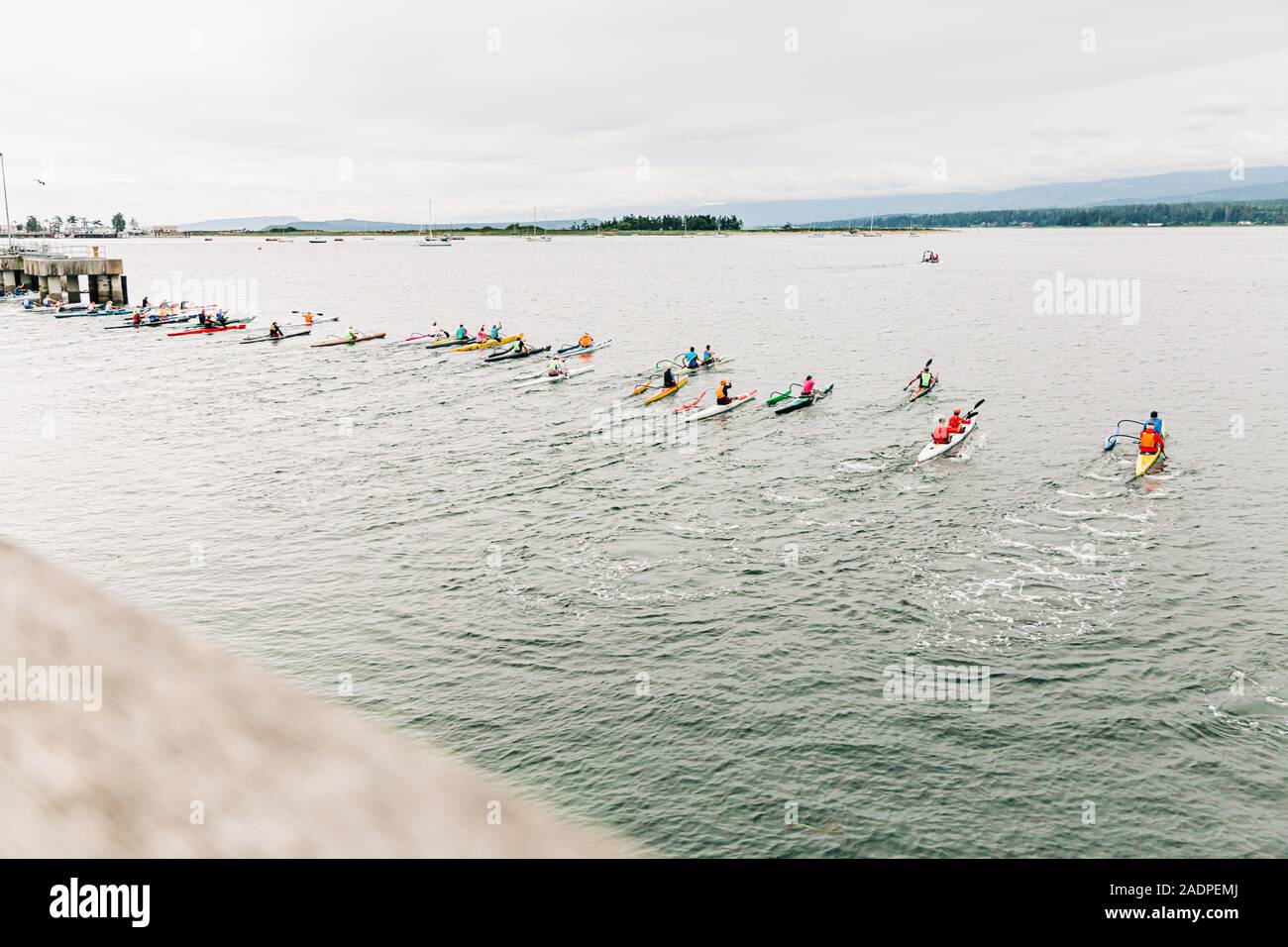 Kajak race helle Farben auf dem Ozean Stockfoto