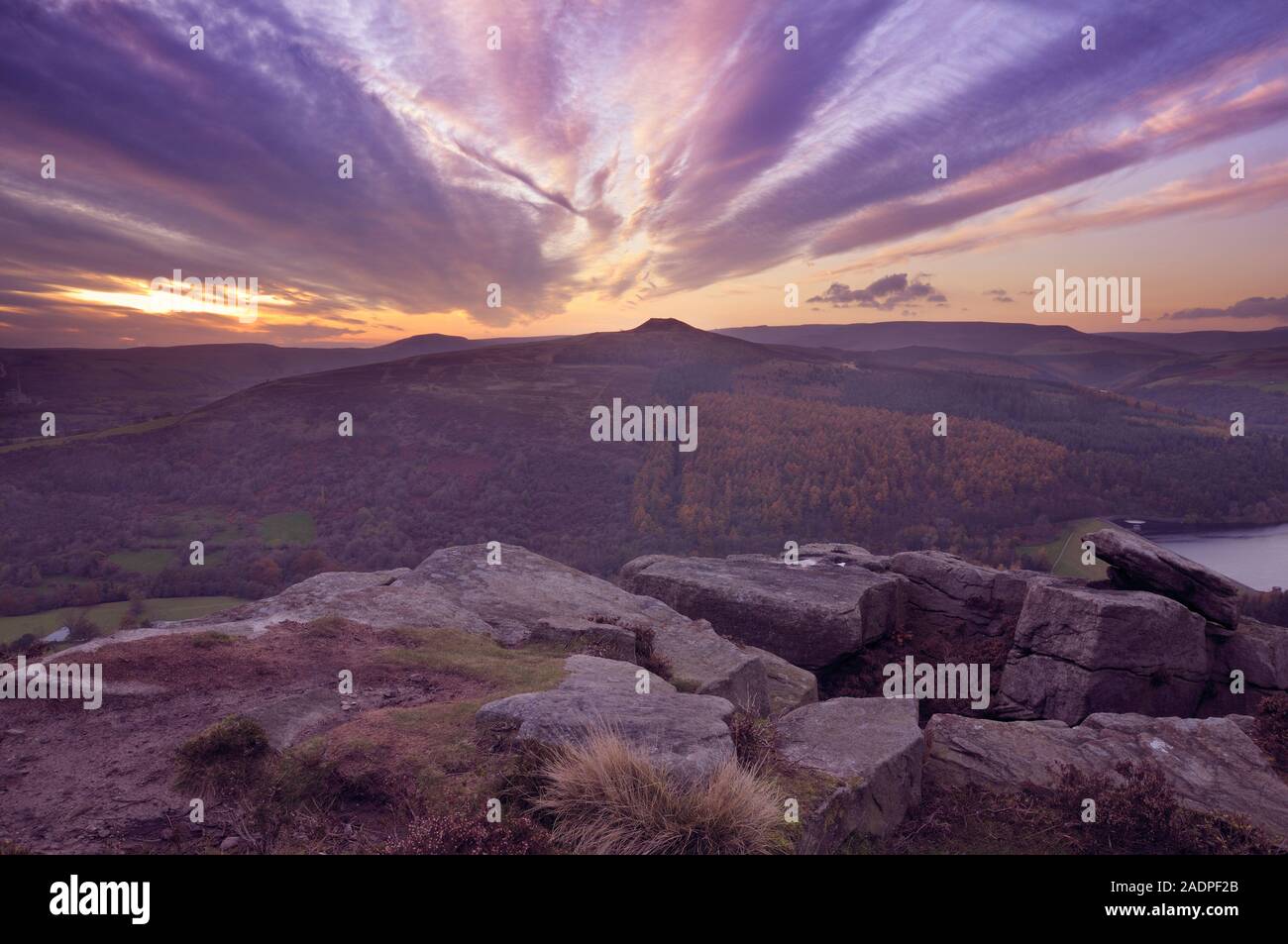 Ein Herbst Blick von Bamford Kante bei Sonnenuntergang auf dem Gipfel des Win Hill/Winhill Hecht, Nationalpark Peak District, Derbyshire, UK suchen Stockfoto