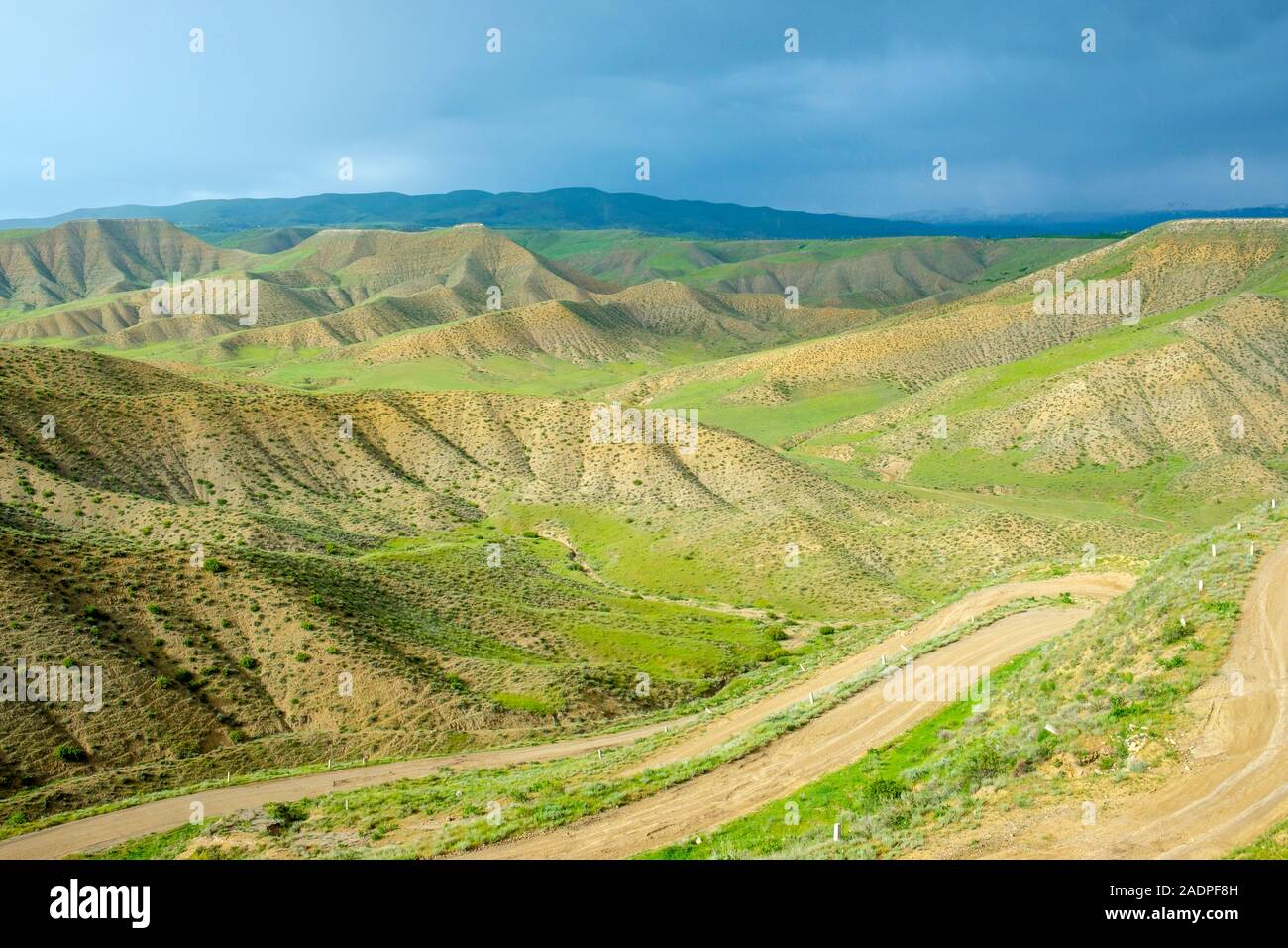 Unbefestigte Straße durch dramatische Landschaft, in der Nähe von Lanjazat, Ararat Provinz, Armenien. Stockfoto