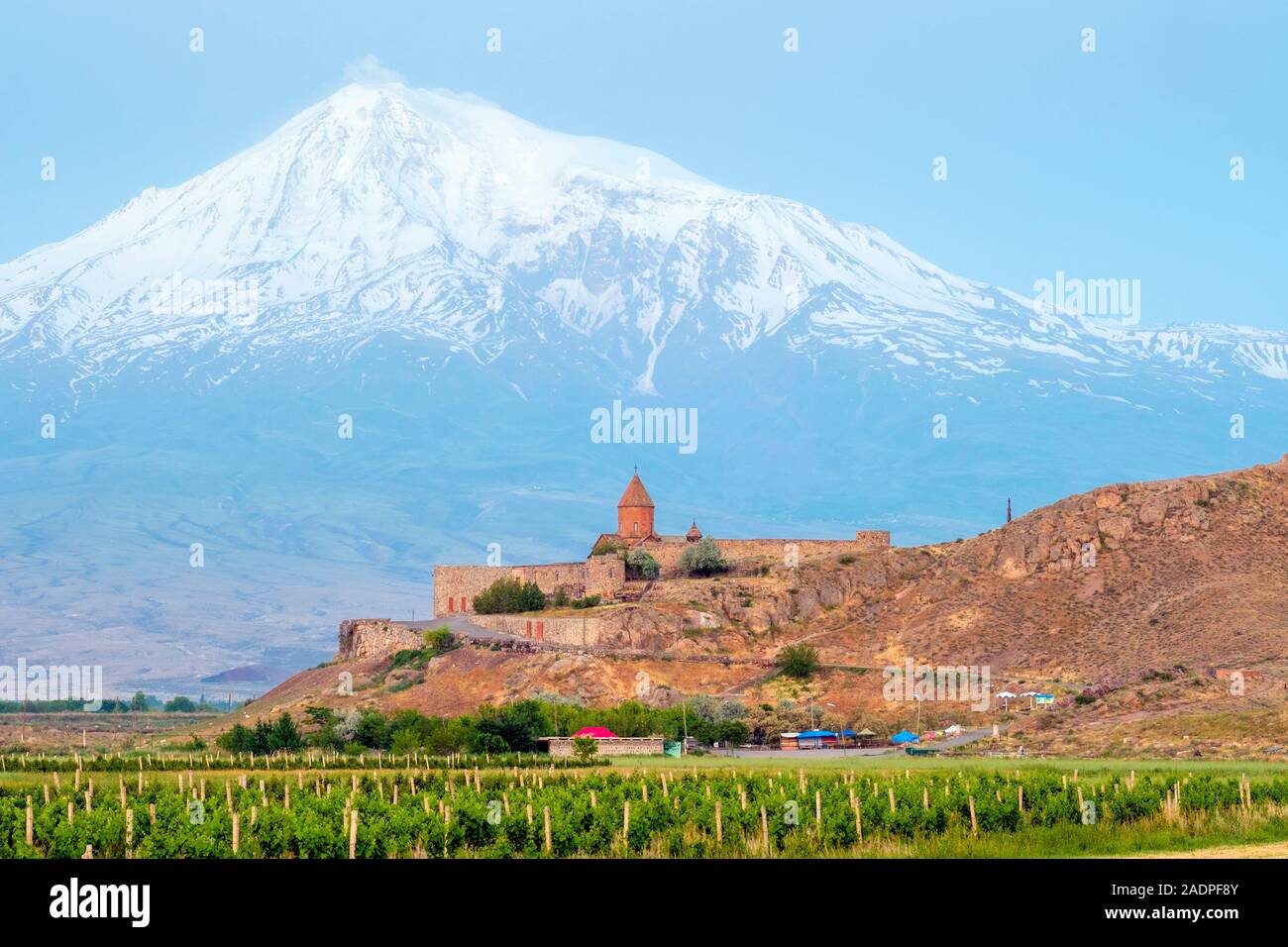 Das Kloster Khor Virap und den Berg Ararat bei Sonnenaufgang, in der Nähe von Lusarat, Ararat Provinz, Armenien. Stockfoto