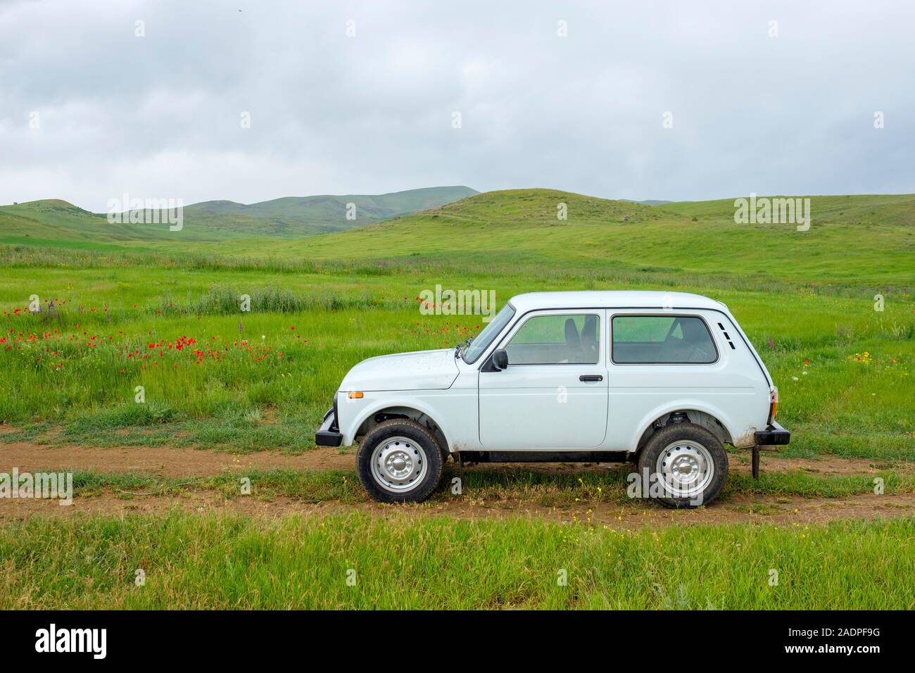 Lada Niva auf ländlichen Feldweg in der Provinz coutryside, Jerewan, Armenien. Stockfoto