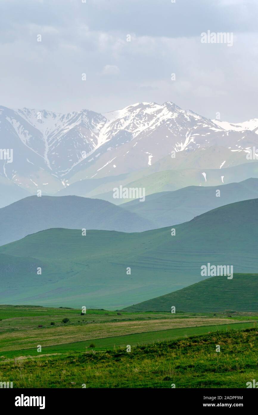 Blick Richtung Mount Kaputzukh innerhalb der Zangezur staatlichen Heiligtum auf der Armenien - Aserbaidschan Grenze, Provinz Kotayk, Armenien Stockfoto