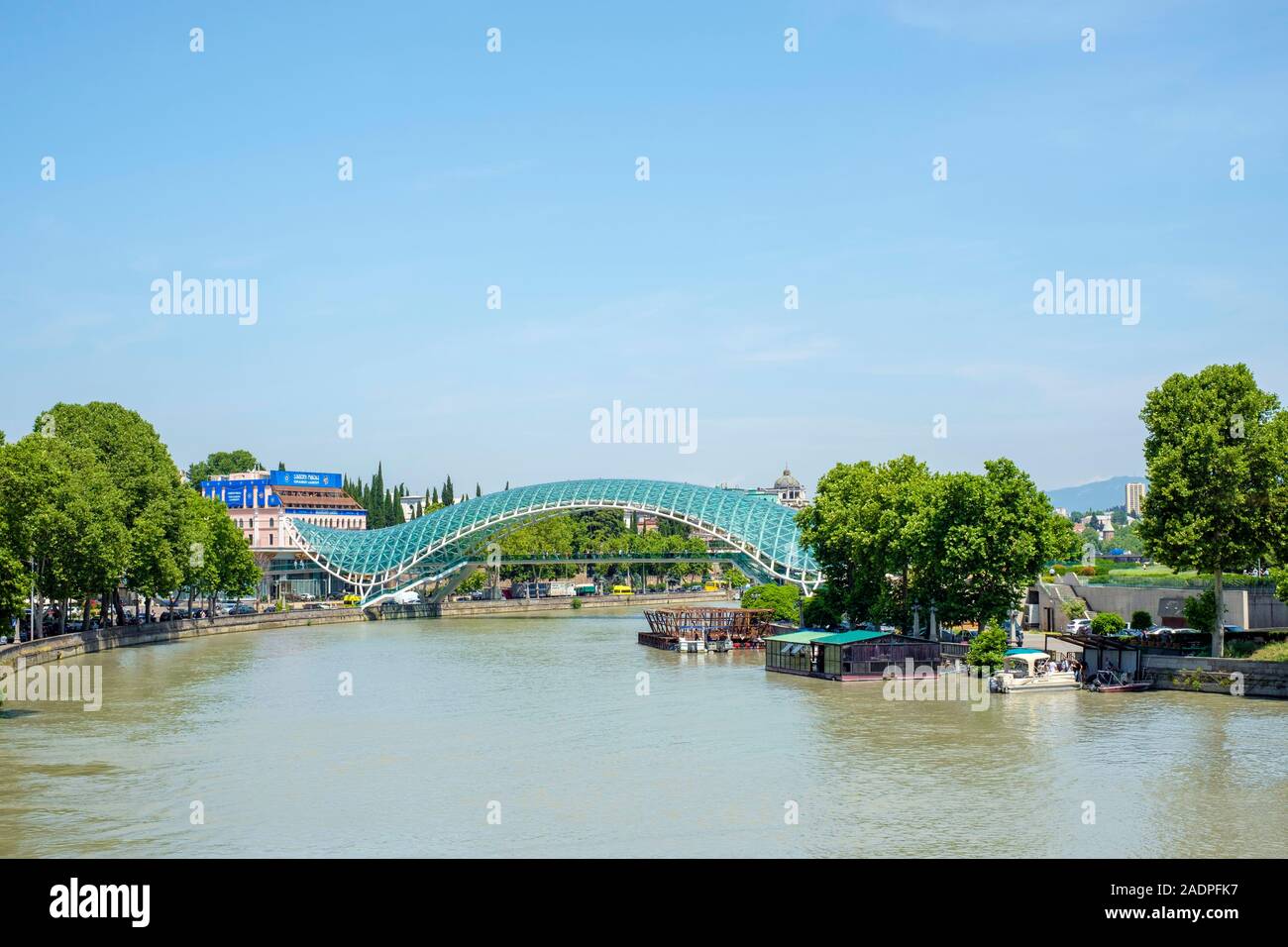 Brücke des Friedens über die Kura (Mtkvari) River, Tbilisi (Tiflis), Georgien. Stockfoto