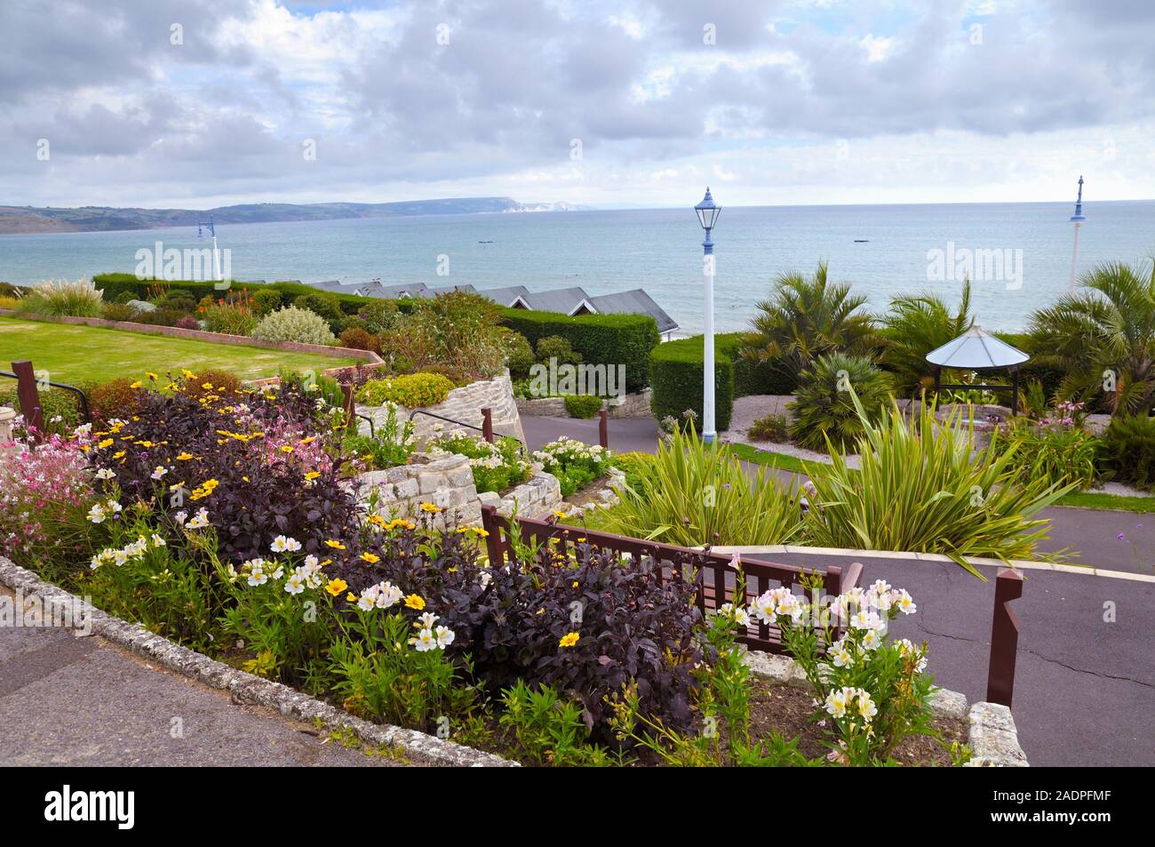 Meerblick von Greenhill Gärten oberhalb der Strandpromenade von Weymouth, Jurassic Coast, Dorset, England, Großbritannien Stockfoto